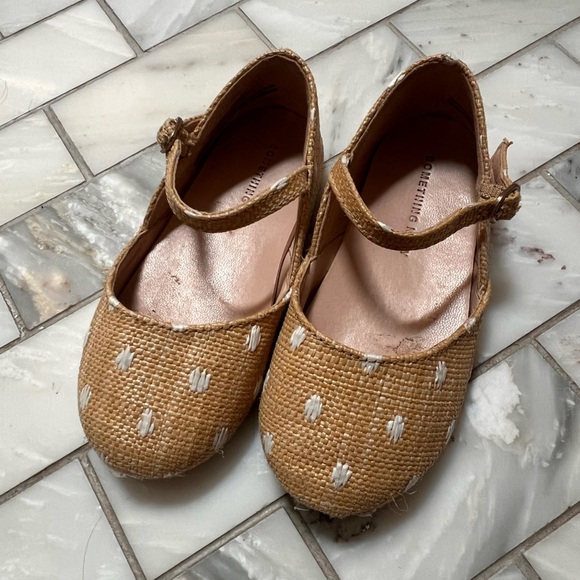 SOMETHING NAVY Toddler Yellow and White Dot Mary Jane’s - size 7 - Picture 4 of 10